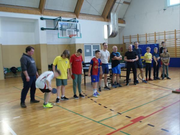 Uczestnicy zawodów stojący w rzędzie.