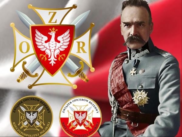 Mężczyzna w mundurze wojskowym, odznaczenie i naszywki wojskowe.