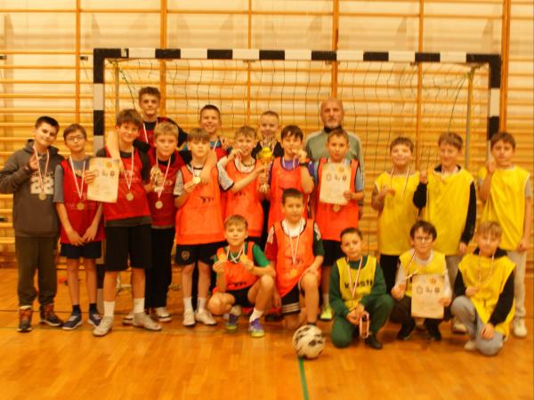 Uczestnicy rozgrywek na tle bramki.