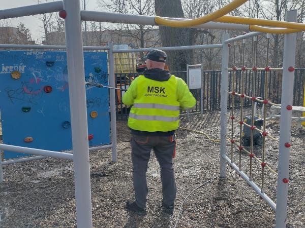 Wiosenne porządki miejskich placów zabaw