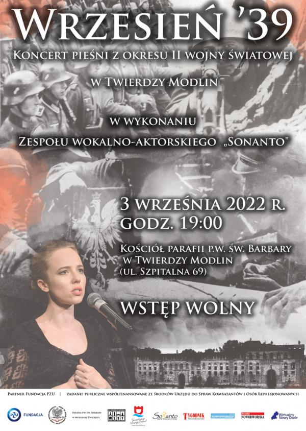 Informacje dotyczące koncertu polskich pieśni z okresu II wojny światowej w Twierdzy Modlin na tle czarno-białych zdjęć z żołnierzami niemieckimi i spichlerzem oraz kolorowego zdjęcia śpiewającej kobiety.